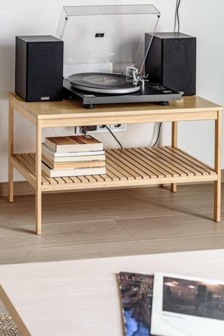 Cozy Japanese Oasis With Balcony, Gramophone, Netflix *