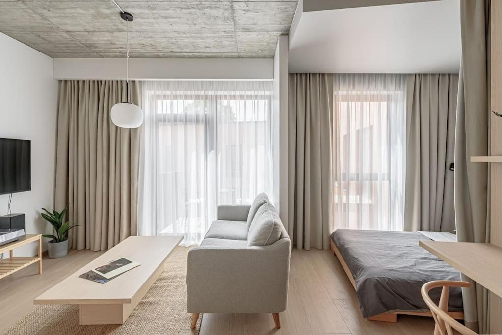 Cozy Japanese Oasis With Balcony, Gramophone, Netflix