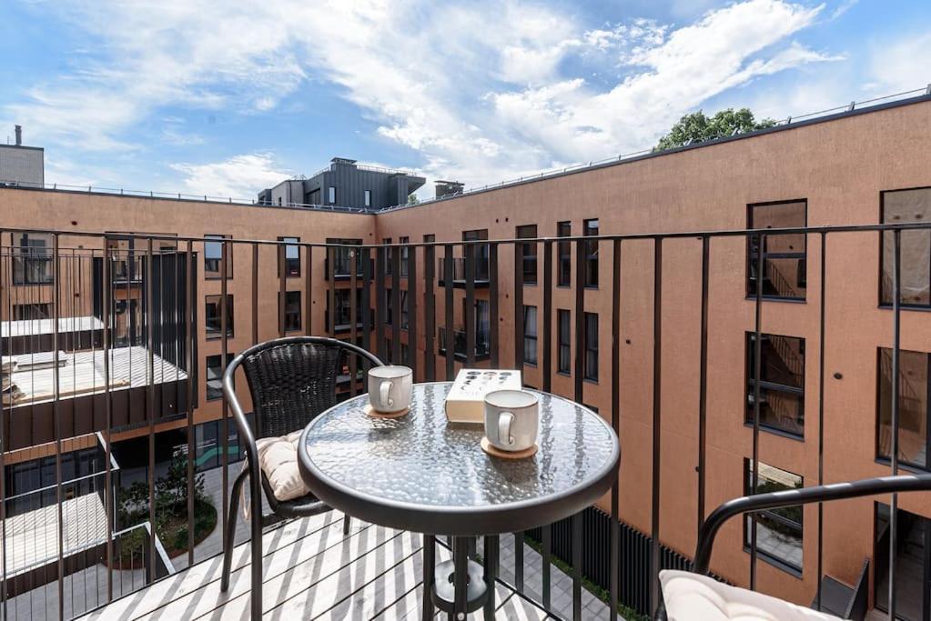 Cozy Japanese Oasis With Balcony, Gramophone, Netflix