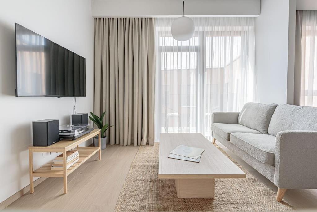 Cozy Japanese Oasis With Balcony, Gramophone, Netflix *