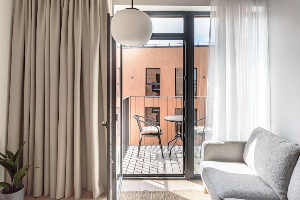 Cozy Japanese Oasis With Balcony, Gramophone, Netflix Íbúð